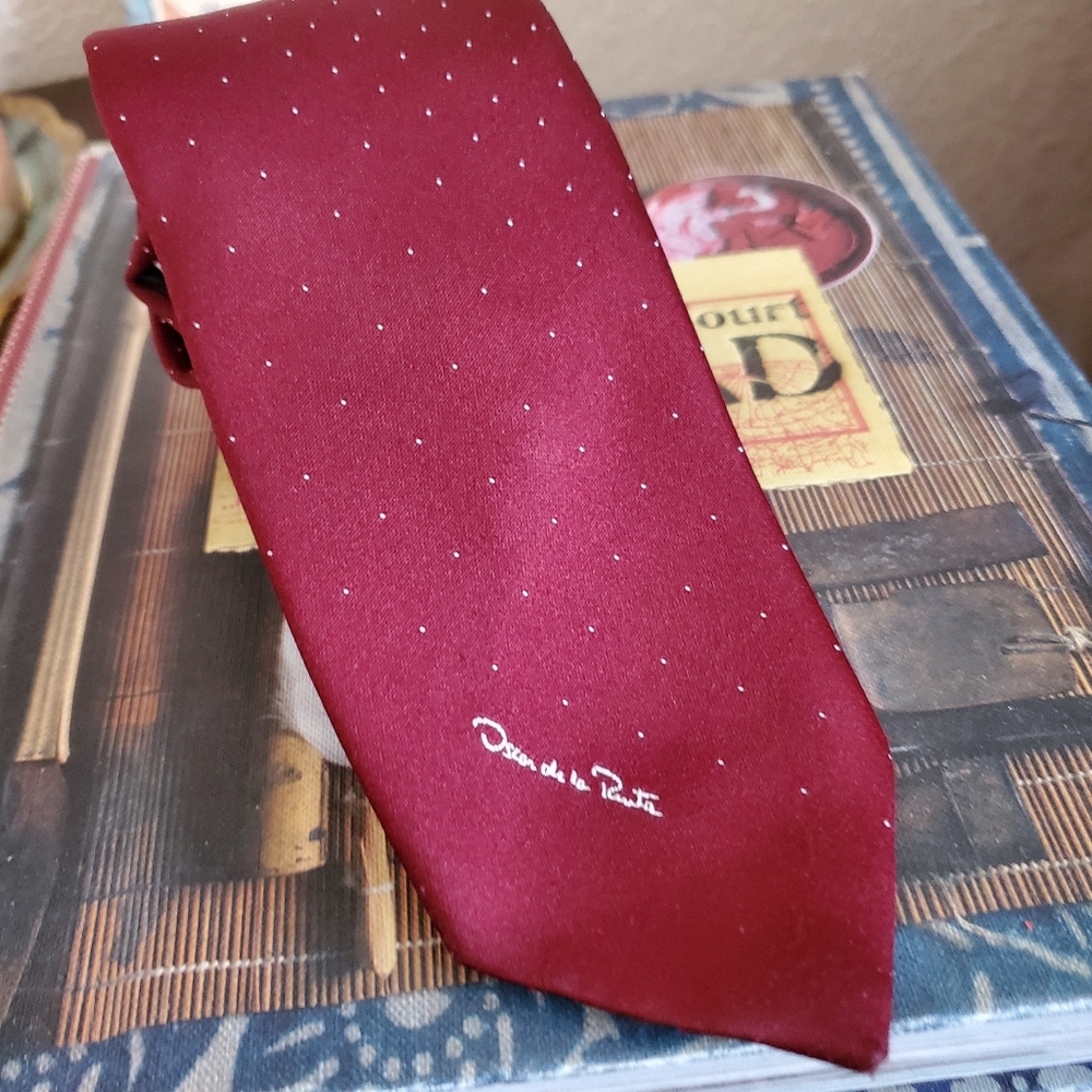 Red Oscar de la Renta tie w polkadots - Picture 12 of 12